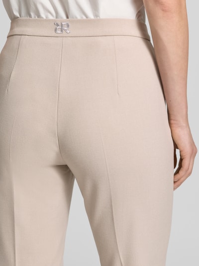Männermodel trägt Regular Fit Schmale Hose mit seitliche Eingrifftaschen Modell 'DORO' von Raffaello Rossi, Damen Schmale Hose, Nahaufnahme Rückansicht.