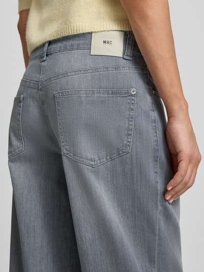 Frauenmodel trägt Straight Fit Jeans in verkürzter Passform Modell 'Bobbie' von MAC, grauer Denim, Baumwoll-Mix, Detailaufnahme Rückansicht.
