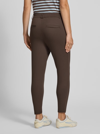 Vrouwenmodel draagt recht bruine broek met riemlussen 'Gerade Hose mit Gürtelschlaufen Modell 'POPTRASH'' van ONLY, Dames recht broek, volledig lichaam achteraanzicht.
