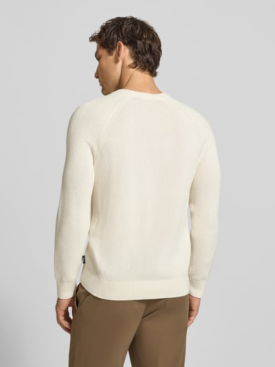 Männermodel trägt Modern Fit Pullover aus reiner Baumwolle Modell '05Nadion' von JOOP! COLLECTION in Creme, strukturierte Oberfläche, Ganzkörperansicht Rückansicht