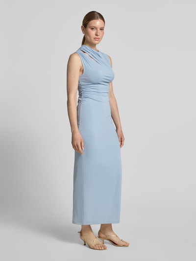 Frauenmodel trägt schmales Freizeitkleid mit Seitenschlitz Modell 'ROBIN-MAJA' von Selected Femme, Optik: Unifarben, Passform: Schmal, Maxi-Länge, Rundhals, Ärmelform: Ohne Ärmel, Saum: Seitenschlitz, Materialverarbeitung: Stretch, Ganzkörperansicht von vorne.