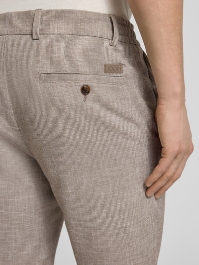 Männermodel trägt Slim Fit Bermudas mit Kordelzug und Gesäßtaschen von JOOP! Collection, hellbeige Leinen-Mix, Detailaufnahme Rückansicht.