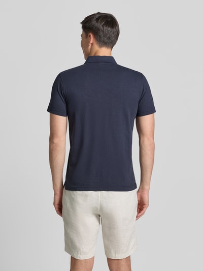 Männermodel trägt Regular Fit Poloshirt mit Brusttasche von Lerros, bawełna, krój regular fit, kołnierzyk polo, listwa guzikowa, brustasza, wyhaftowane logo, długość tyłu w rozmiarze M 66 cm, kolor granatowy, gładka faktura, Ganzkörperansicht Rückansicht.