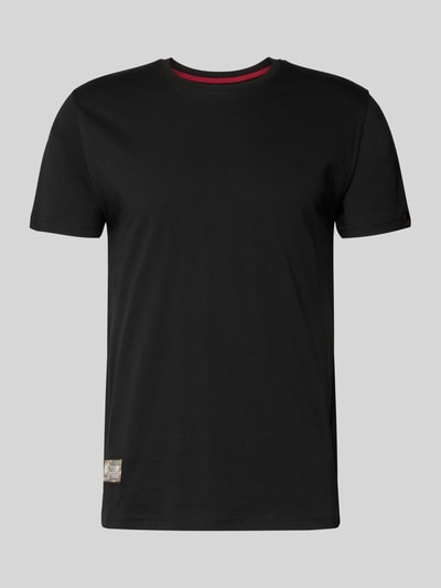 Produktfoto, T-Shirt mit Label-Patch Modell 'Camo' von Alpha Industries aus gewachster Baumwolle, schwarz, gerader Schnitt, Label-Detail.