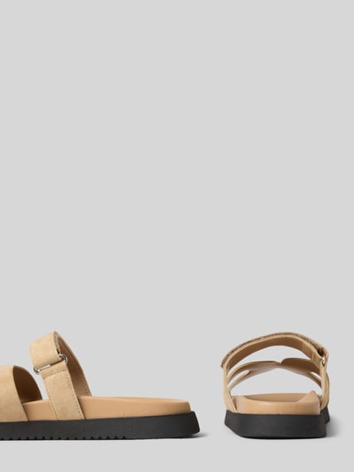 Produktfoto, Sandalette aus Leder mit Klettverschluss Modell 'Missile' von Steve Madden, Damen Schlupfform in Beige mit 3 cm Absatzhöhe bei Größe 40, blacke Sohle, glatte und weiche Leder-Textur.