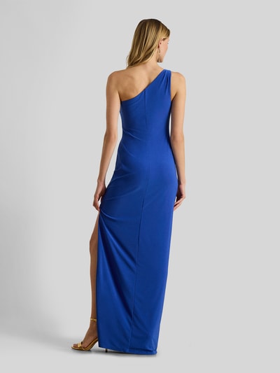 Frauenmodel trägt Abendkleid im One-Shoulder-Look Modell 'BELINA' von Lauren Ralph Lauren in Königsblau, figurbetonter Schnitt, Maxikleid mit Ziersteinbesatz, Material-Mix mit Stretch-Anteil, Ganzkörperansicht Rückansicht.