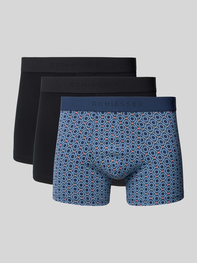 Produktfoto, Slim Fit Trunks mit Logo-Detail im 3er-Pack von Schiesser aus elastischem Baumwoll-Mix, zwei schwarz, eine gemustert.