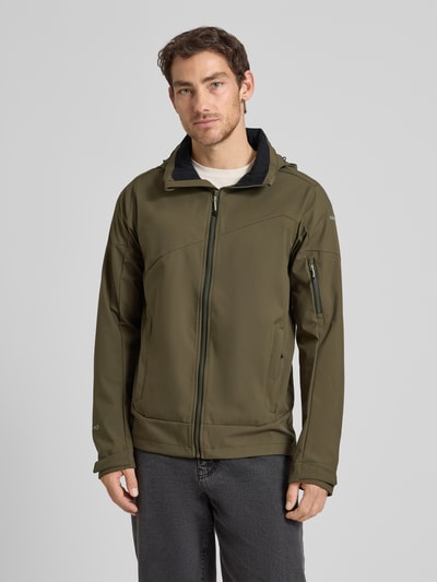 Męski model nosi Regular Fit Jacke mit Kapuze Modell 'BARMSTEDT' od Icepeak, zieleń, miękka tekstura, kieszenie na zamek, logo, całkowity widok z przodu, długość tyłu w rozmiarze 50: 78 cm, szerokość ramion w rozmiarze 50: 43 cm, szerokość klatki piersiowej w rozmiarze 50: 54 cm, długość rękawa w rozmiarze 50: 71 cm