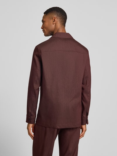 Männermodel trägt Regular Fit Hemdjacke aus Leinen-Mix Modell 'Malte' von CINQUE in Braun mit Reverskragen, 74 cm Rückenlänge, Ganzkörperansicht Rückansicht.
