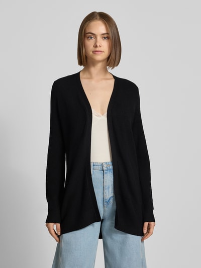 Frauenmodel trägt Regular Fit Strickjacke aus Viskose-Mix Modell 'MARY' von ONLY in Schwarz, strukturierte Oberfläche, Ganzkörperansicht von vorne, Damen Strickjacke von ONLY.