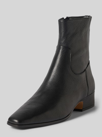 Productfoto, Stiefeletten met blokhak model 'Dusty' van Steve Madden, zwart leer, vierkante vorm, siernaden, zijrits, gladde zool, hakhoogte 4 cm, schachthoogte 18 cm, schachtwijdte 12 cm.