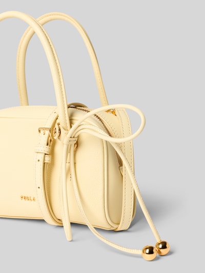 Produktfoto, Shoulder Bag aus echtem Leder mit Logo-Detail Modell 'Poppy' von FURLA in Creme mit goldenen Details, strukturierte Oberfläche, sichtbarer Reißverschluss und Schulterriemen, Breite 20 cm, Länge 13 cm, Tiefe 7 cm, Länge Schulterriemen 118 cm.