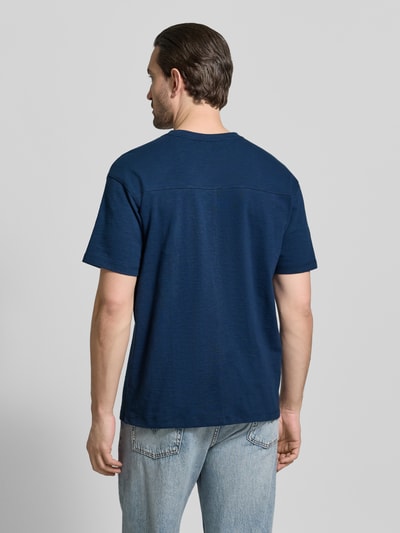 Männermodel trägt T-Shirt mit Label-Stitching von Scotch & Soda in Dunkelblau, Reine Baumwolle, Regular-Fit, Rundhalsausschnitt, Rückenlänge bei Größe M 69 cm, Ganzkörperansicht Rückansicht.