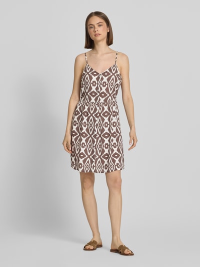 Vrouwenmodel draagt Leicht ausgestelltes Minikleid aus reiner Viskose Modell 'TALA' van Pieces, bloemmotief, mini lengte, pure viscose, verstelbare spaghettibandjes, rechte zoom, frontale volledige lichaamsweergave.