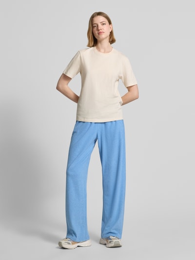 Frauenmodel trägt Sweatpants mit elastischem Bund Modell 'YPAWOOD' von American Vintage, locker geschnitten, Ganzkörperansicht von vorne.