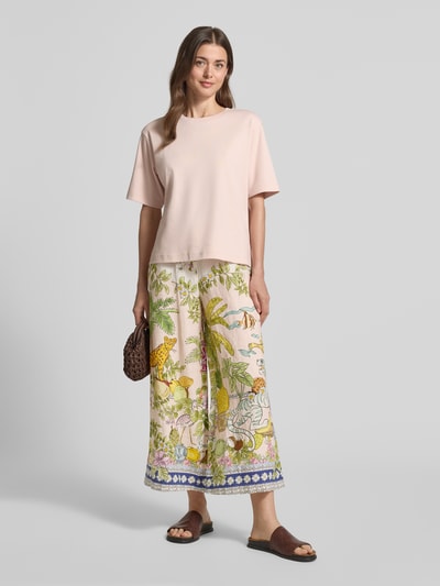 Frauenmodel trägt Regular Fit Weite Hose aus reinem Leinen Modell 'CANDICE PLAIN' von Cambio mit abstraktem Allover-Muster, Cropped-Länge, Tunnelzug und Flammgarn-Textur, helle und bunte Farben, Ganzkörperansicht von vorne.