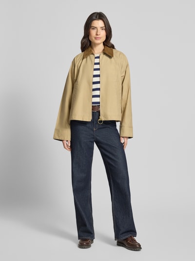 Frauenmodel trägt Blouson aus reiner Baumwolle Modell 'CAITLIN' von Barbour, Optik: Unifarben, Regular-Fit, Umlegekragen, Reißverschluss, Langarm, Eingrifftaschen, Label-Stitching, Rückenpasse mit Cacharel-Falte, Ganzkörperansicht von vorne.