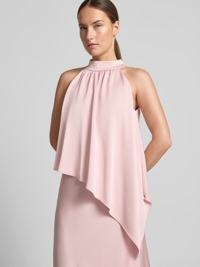 Frauenmodel trägt Cocktailkleid mit Stehkragen und Volant von SWING in zartem Satin, gerader Schnitt, Maxikleid, Nahaufnahme Oberkörper.