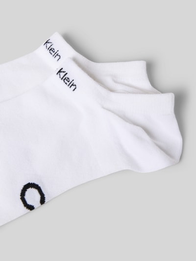Produktfoto, białe sneakersocken mit COOLMAX®-Fasern Modell 'LEANNE' von CK Calvin Klein, elastyczny materiał, widoczne detale z logo, zestaw 2 sztuki.