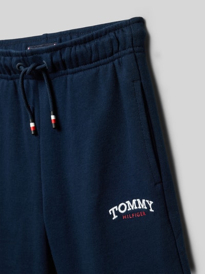 Produktfoto, Regular Fit Sweatshorts aus Baumwoll-Mix von Tommy Hilfiger Teens in Optik: Unifarben mit Label-Print, Logo-Stitching, Tunnelzug, seitliche Eingrifftaschen, Gesäßtasche, Materialverarbeitung: Sweat, Material: Baumwolle-Mix.