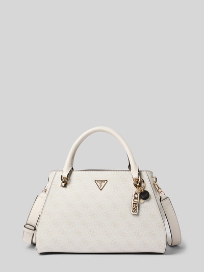 Produktfoto, Handtasche mit Logo-Detail Modell 'Noelle' von GUESS in Creme mit goldfarbenen Details, strukturierte Oberfläche, abnehmbarer Schulterriemen, Hauptfach mit Reißverschluss, Maße 26x22x11 cm, Schulterriemen 122 cm.