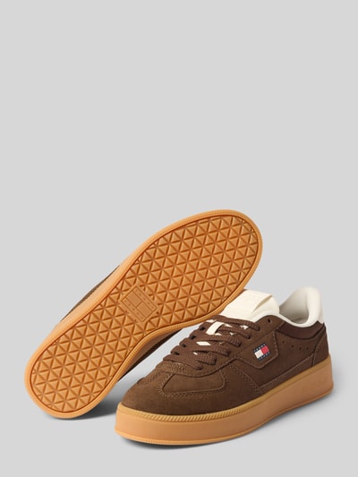 Productfoto, Low Top Sneaker in suèdelook van Tommy Jeans, afgeronde neus, platte zool, labelprint, vetersluiting, bruin, oranje zool