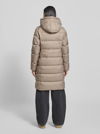 Vrouwenmodel draagt Shaped Fit Daunenmantel mit Kapuze van Marc O'Polo in effen beige, doorgestikt en lang, Ganzkörperansicht Rückansicht.