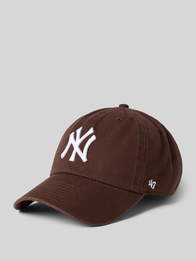 Produktfoto, Basecap aus reiner Baumwolle Modell 'NEYYAN' von '47 in Braun mit weißem Logo-Stitching, klassischer Passform und verstellbarem Verschluss, eingestickte Luftlöcher, verstärkter Schirm, strukturierte Stofftextur
