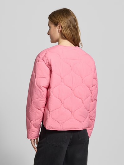Młodzieżowy model nosi różową Steppjacke mit Knopfleiste Modell 'HOPE' od JJXX, klasyczny krój, okrągły dekolt, widoczne patki, widok na plecy, zdjęcie całej sylwetki od tyłu, długość tyłu w rozmiarze S: 56 cm, szerokość ramion w rozmiarze S: 45 cm, szerokość klatki piersiowej w rozmiarze S: 51 cm, długość rękawa w rozmiarze S: 56 cm.