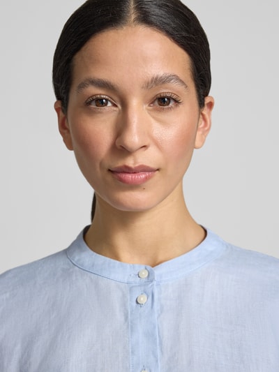 Frauenmodel trägt Bluse aus Leinen mit Trompetenärmeln Modell 'Fulis' von OPUS in Hellblau, Mao-Kragen, Knopfleiste, Nahaufnahme Oberkörper.