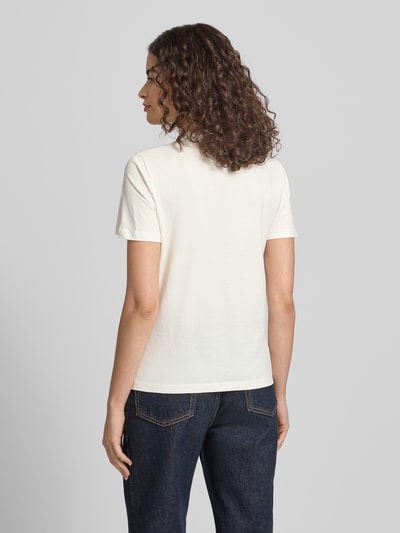 Frauenmodel trägt Regular Fit T-Shirt aus reiner Baumwolle Modell 'KITA' von Only, unifarben, Jersey, Ganzkörperansicht Rückansicht.
