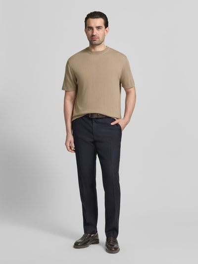 Männermodel trägt T-Shirt mit geripptem Rundhalsausschnitt von CRUNA, Reine Baumwolle, Regular-Fit, Rückenlänge 70 cm, Ganzkörperansicht von vorne.
