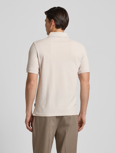 Männermodel trägt Slim Fit Poloshirt mit Strukturmuster von bugatti in Beige, Reine Baumwolle, Rückenlänge 73 cm, Ganzkörperansicht Rückansicht.