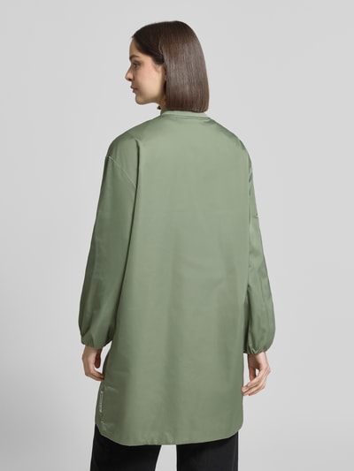 Modelka kobieca nosi Regular Fit Blouson-Mantel mit College-Kragen od Marc O'Polo, efekt: jednolity kolor, wykończenie: satyna, krój regular fit, kształt kołnierza: kołnierz college, zamek błyskawiczny dwustronny, naszywka z logo, długi rękaw, elastyczne zakończenie rękawów, wpuszczane kieszenie boczne, kieszeń wewnętrzna, widok całej sylwetki z tyłu.