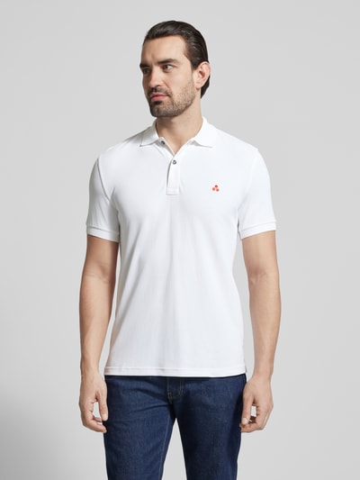 Männermodel trägt Regular Fit Poloshirt mit Stitching Modell 'PLANTAGO' von Peuterey, weiß, glatte Textur, Nahaufnahme Oberkörper.