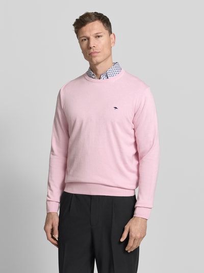 Männermodel trägt Strickpullover mit gerippten Abschlüssen von Fynch-Hatton in Rosa, Reine Baumwolle, Regular-Fit, Rundhalsausschnitt, Label-Stitching, Ganzkörperansicht von vorne.