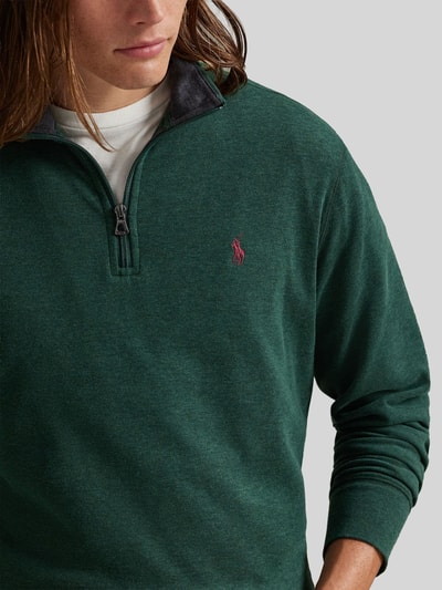 Männermodel trägt Regular Fit Sweatshirt aus Baumwoll-Mix von Polo Ralph Lauren in Dunkelgrün mit Reißverschluss, Nahaufnahme Oberkörper.