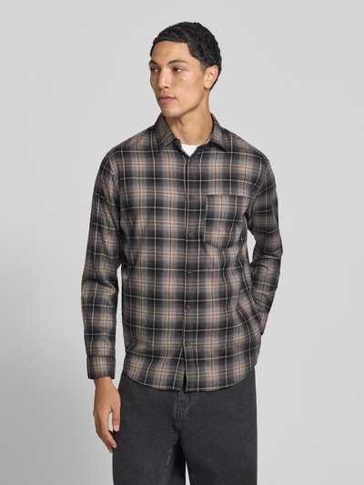 Männermodel trägt Slim Fit Freizeithemd aus reiner Baumwolle Modell 'James' von JACK & JONES mit Kentkragen und Brusttasche, Ganzkörperansicht von vorne.