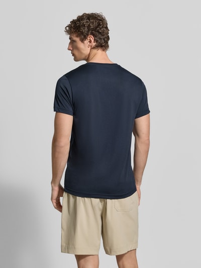 Männermodel trägt Regular Fit T-Shirt mit Rundhalsausschnitt Modell 'Bearden' von Icepeak in Dunkelblau, glatte Textur, Ganzkörperansicht Rückansicht.