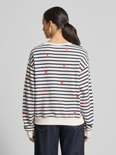 Frauenmodel trägt Sweatshirt im Allover-Look von Smith and Soul mit dunkelblauen Streifen, roten Herzen, Baumwoll-Modal-Mix, Ganzkörperansicht Rückansicht.