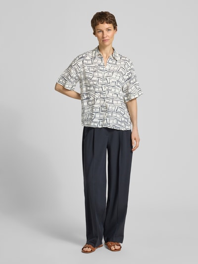 Frauenmodel trägt Loose Fit Leinenbluse mit Brusttasche von Tommy Hilfiger, Optik:Allover-Muster, Kurzarm, Hemdblusenkragen, reines Leinen, Logo-Stitching, Rückenpasse mit Cacharel-Falte, einreihige Knopfleiste, Ganzkörperansicht von vorne.