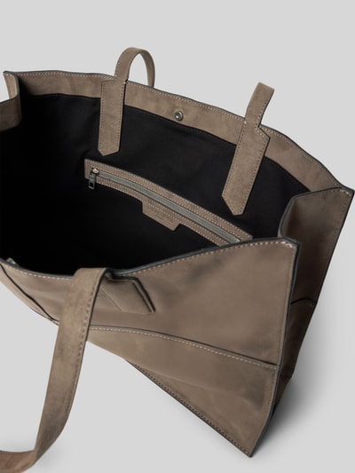 Produktfoto, Shopper met labeldetail Model 'AMY' van LIEBESKIND BERLIN, taupe kleur, hoofvak met drukknoopsluiting, binnenvak met ritssluiting, draagband, breedte 44 cm, lengte 28 cm, diepte 11 cm, schouderbandlengte 61 cm