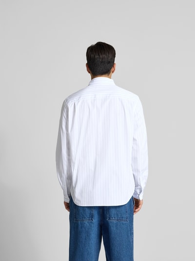 Männermodel trägt Slim Fit Freizeithemd aus Baumwolle von MAISON KITSUNÉ, weiß mit feinen Streifen, Kentkragen, langärmelig, Rückenlänge 77 cm, Schulterbreite 43 cm, Ärmellänge 66 cm, Ganzkörperansicht Rückansicht.