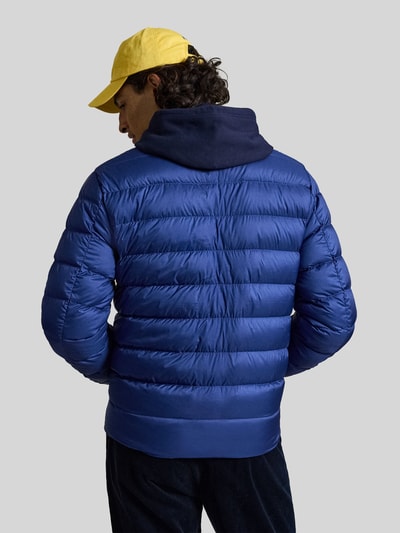 Männermodel trägt Regular Fit Steppjacke mit Logo-Stitching von Polo Ralph Lauren, jednokolorowy, krój regular fit, zamek błyskawiczny, aplikacja: wyhaftowane logo, rękawy: długi rękaw, wpuszczane kieszenie, stójka, Ganzkörperansicht Rückansicht