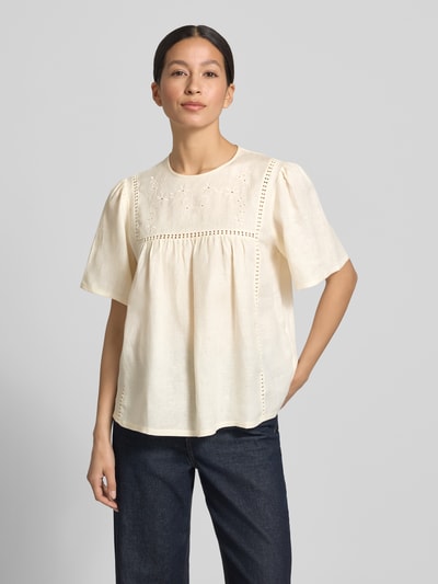Vrouwenmodel draagt Loose Fit T-shirt uit puur linnen model 'BACINO' van Weekend Max Mara met all-over bloemenmotief, intarsia details, u-hals, korte mouw, gevlamd garen materiaal en linnen, ganzekörpervooraanzicht.