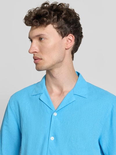 Männermodel trägt Cropped Freizeithemd aus Leinen-Baumwoll-Mix von Lindbergh in Hellblau mit Reverskragen und Knopfleiste, Nahaufnahme Oberkörper. Rückenlänge 70 cm, Schulterbreite 49 cm, Ärmellänge 32 cm, Größe M, strukturierte Oberfläche.
