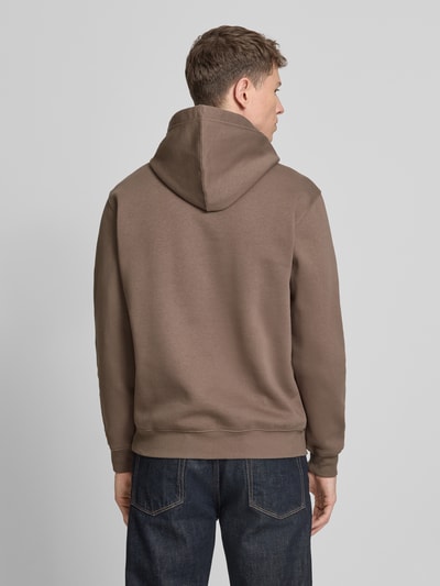Männermodel trägt Hoodie mit Kängurutasche von GAP in Braun, Baumwoll-Mix, lockere Passform, Gerippte Abschlüsse, Rückenansicht