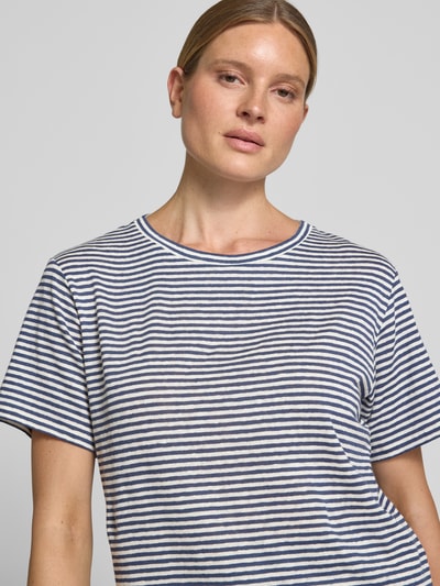 Frauenmodel trägt Regular Fit T-Shirt aus Leinen-Mix Modell 'PELOTA' von Weekend Max Mara, Feinstrick, unifarben, Nahaufnahme Oberkörper.