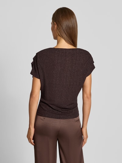 Vrouwenmodel draagt Bluse met One-Shoulder-Träger van Rinascimento in donkerbruin Materiaalmix met stretch, getailleerd, plooien, ruglengte maat S 54 cm, volledig zicht van achteren