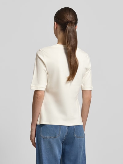 Vrouwenmodel draagt Regular Fit T-shirt uit puur katoen van s.Oliver BLACK LABEL, look: effen kleuren, motiefprint, ronde hals, korte mouw, jersey materiaalverwerking, Ganzkörperansicht Rückansicht.